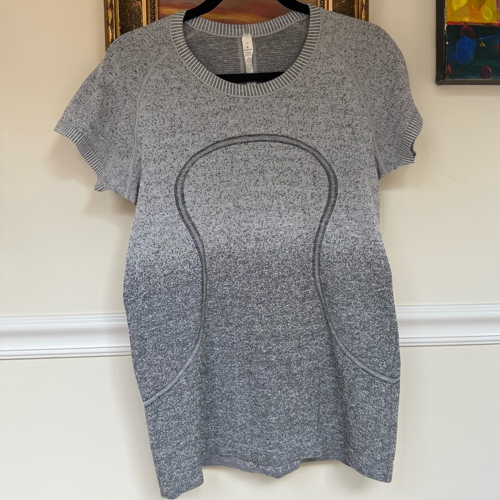Lululemon Swiftly Tech Gray Short Sleeve Shirt Hip Length
Size 12